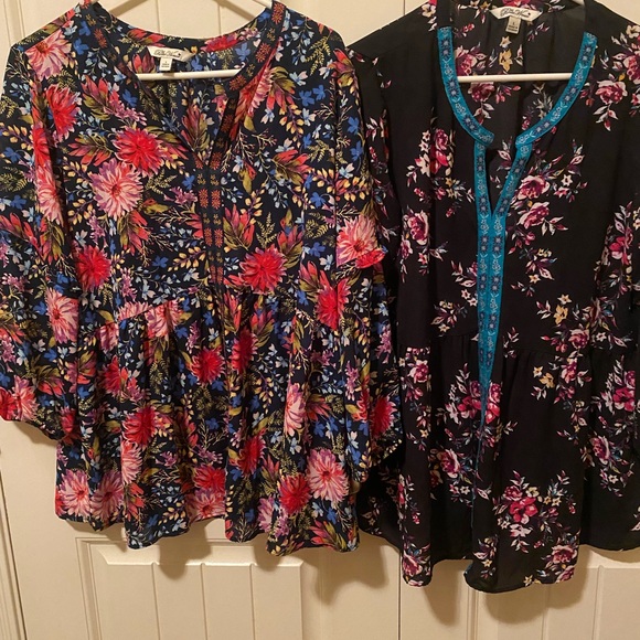 The Pioneer Woman Tops - The Pioneer Woman Floral blouses-Size L
Black
Navy
